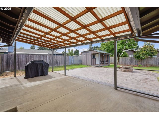 1082 DONDEA St, Springfield, OR 97478