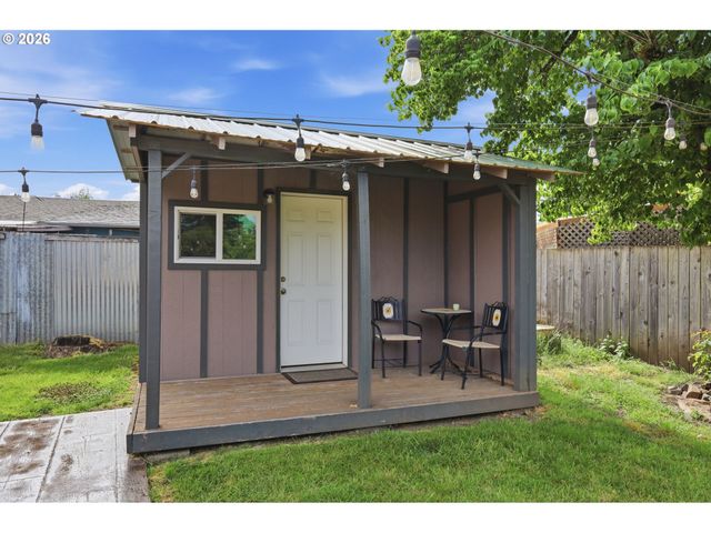 1082 DONDEA St, Springfield, OR 97478