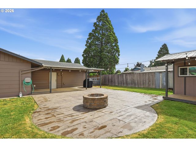 1082 DONDEA St, Springfield, OR 97478