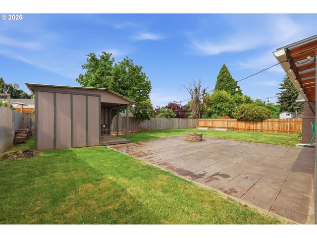 1082 DONDEA St, Springfield, OR 97478
