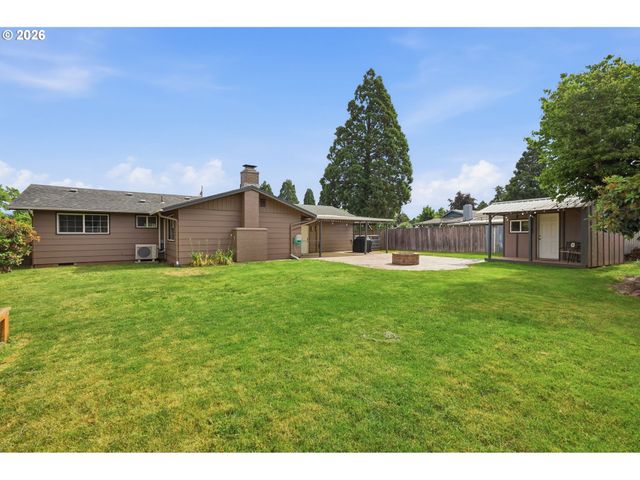 1082 DONDEA St, Springfield, OR 97478