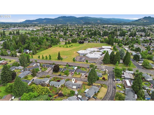 1082 DONDEA St, Springfield, OR 97478