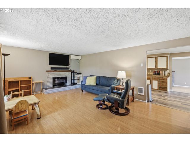 1082 DONDEA St, Springfield, OR 97478