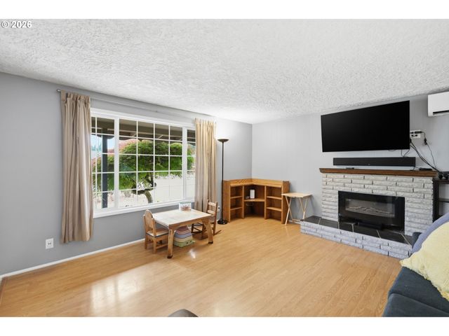1082 DONDEA St, Springfield, OR 97478