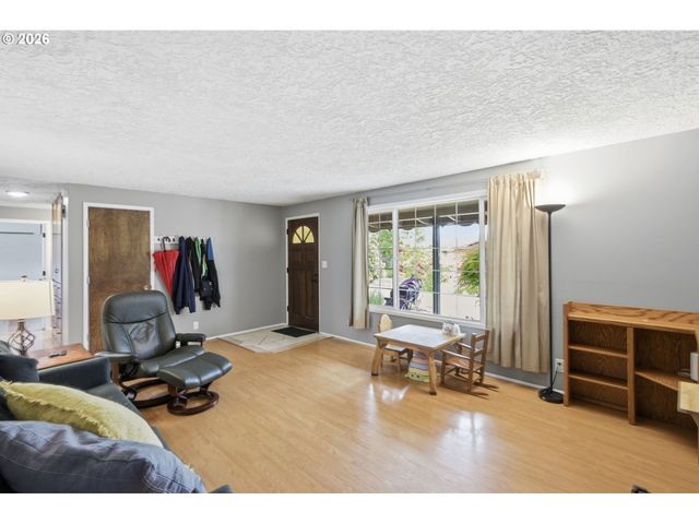 1082 DONDEA St, Springfield, OR 97478