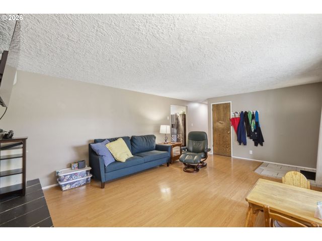 1082 DONDEA St, Springfield, OR 97478
