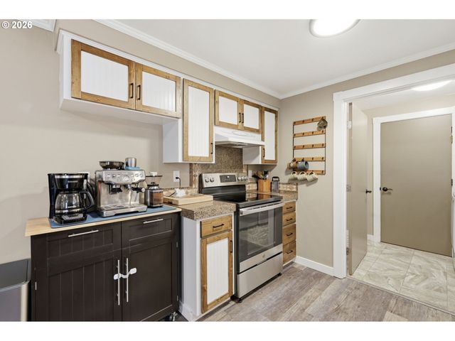 1082 DONDEA St, Springfield, OR 97478