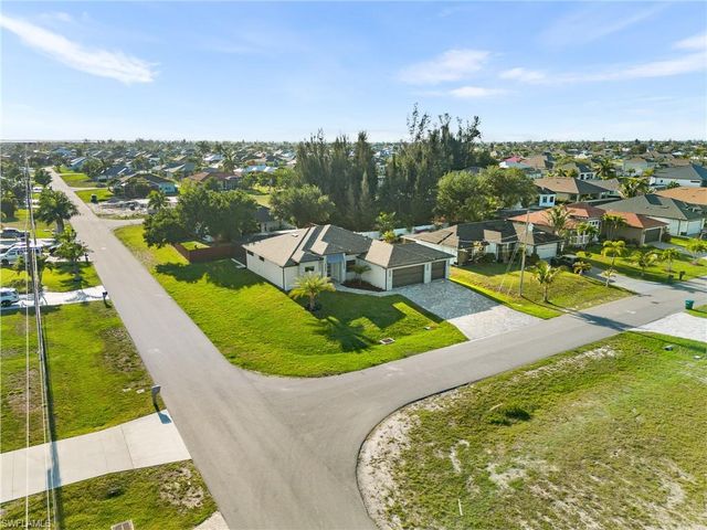 142 SW 33rd PL, Cape Coral, FL 33991