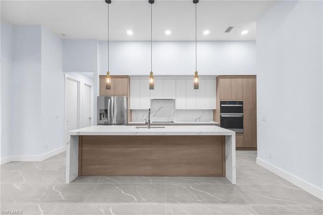 142 SW 33rd PL, Cape Coral, FL 33991