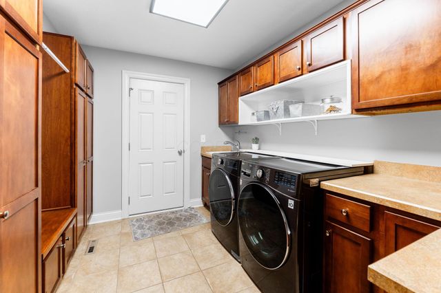 2974 Creekwood Estates Drive, Blacklick, OH 43004