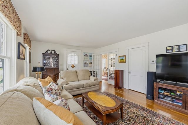 12 Woodlawn Ave, Chelmsford, MA 01824