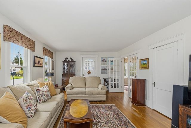 12 Woodlawn Ave, Chelmsford, MA 01824