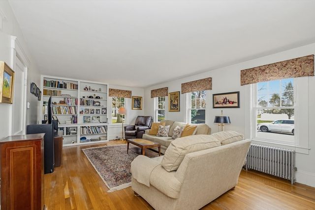 12 Woodlawn Ave, Chelmsford, MA 01824