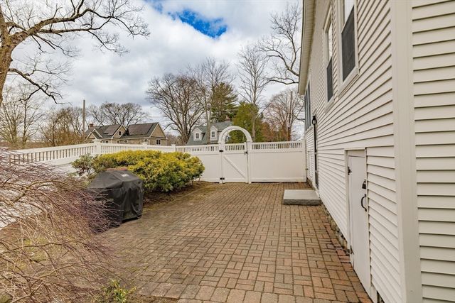 12 Woodlawn Ave, Chelmsford, MA 01824