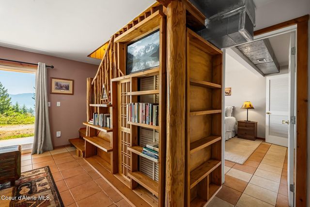 185 Larchwood Dr, Sagle, ID 83860