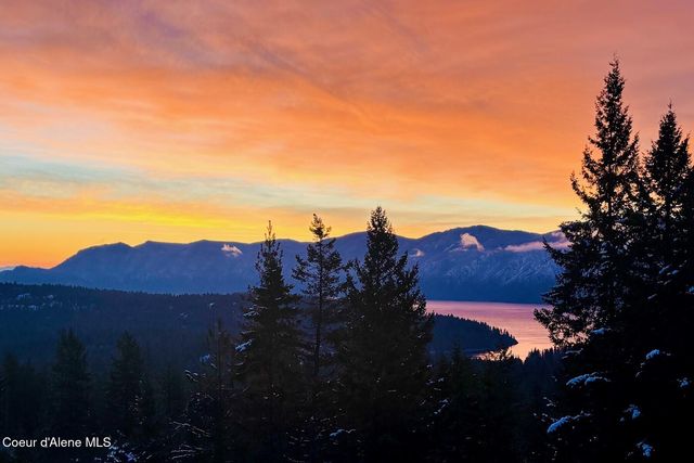 185 Larchwood Dr, Sagle, ID 83860