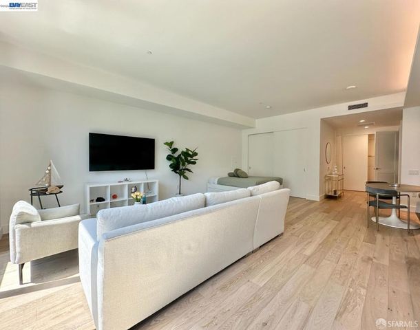 1 Bristol 302, San Francisco, CA 94130