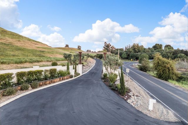 16641 Sonora Rd, Oakdale, CA 95361