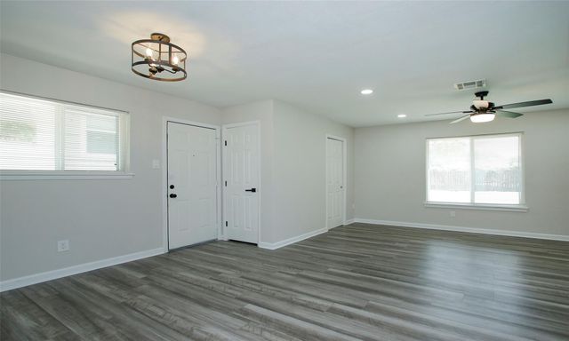 11058 Vailview Drive, Houston, TX 77016