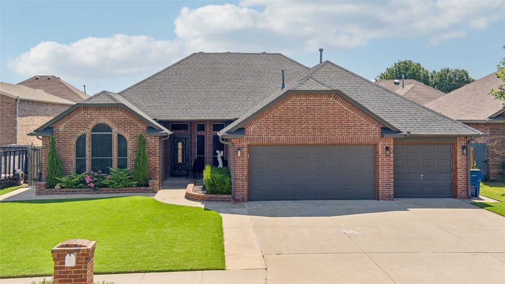 312 N Sam Houston Way, Mustang, OK 73064
