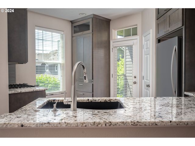 2395 SNOWBERRY RIDGE Ct, West Linn, OR 97068