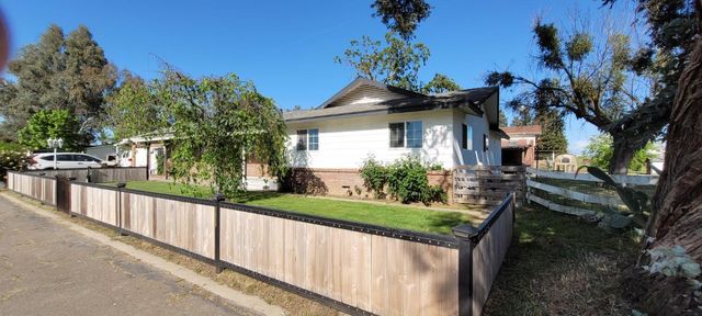 11430 Walnut Ave, Oakdale, CA 95361