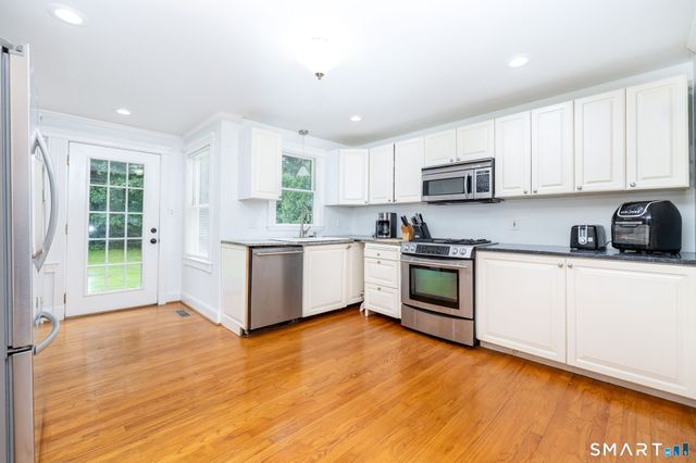 16 Terrie Road, Farmington, CT 06032
