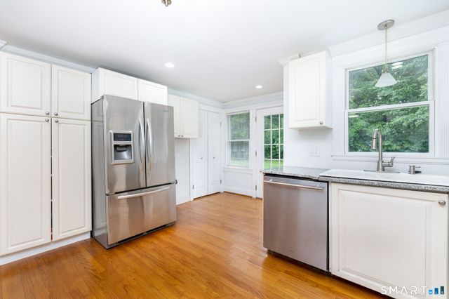 16 Terrie Road, Farmington, CT 06032