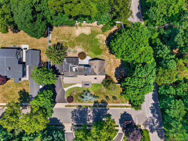 81 Carriage Lane, Roslyn Heights, NY 11577