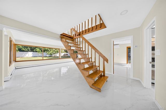 81 Carriage Lane, Roslyn Heights, NY 11577