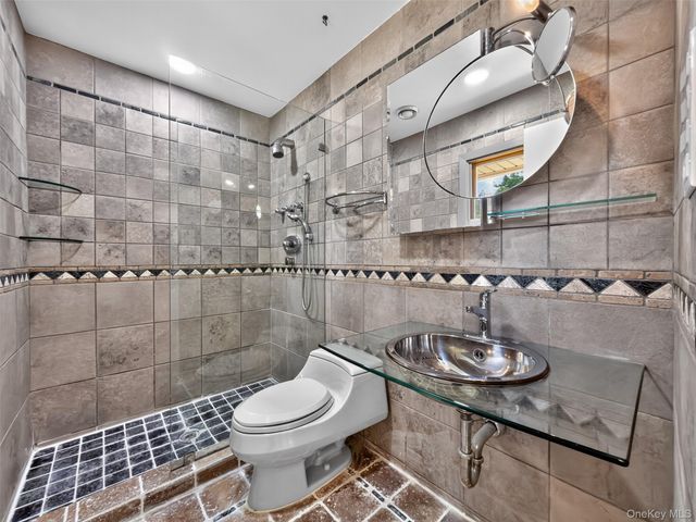 81 Carriage Lane, Roslyn Heights, NY 11577