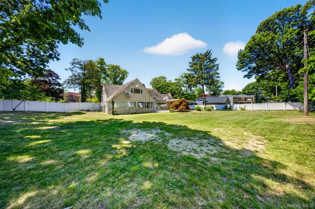 81 Carriage Lane, Roslyn Heights, NY 11577