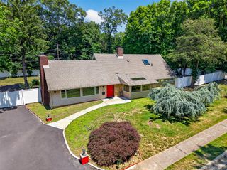81 Carriage Lane, Roslyn Heights, NY 11577