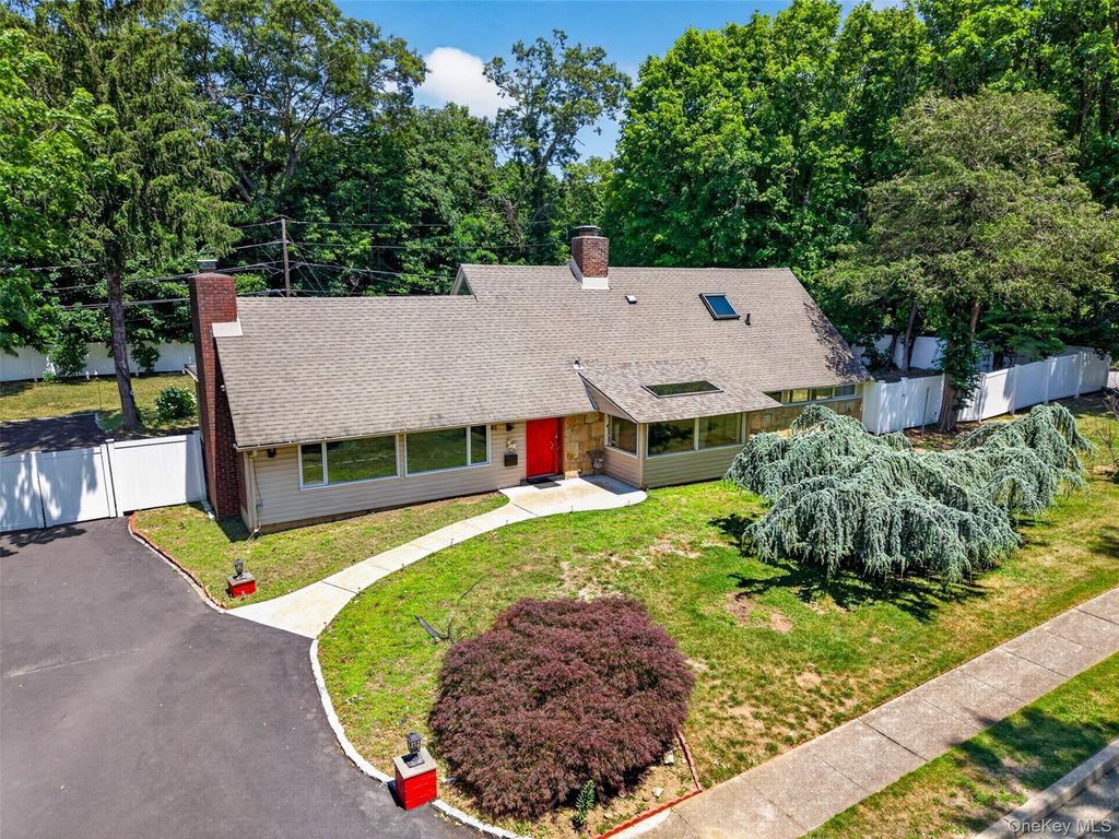 81 Carriage Lane, Roslyn Heights, NY 11577