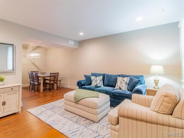 9019 W Swan Circle, Brentwood, MO 63144