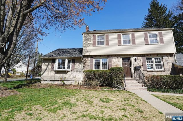 52 Surrey Lane, Tenafly, NJ 07670