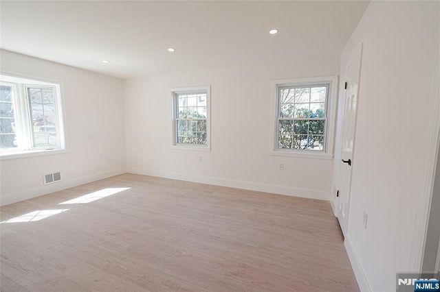 52 Surrey Lane, Tenafly, NJ 07670