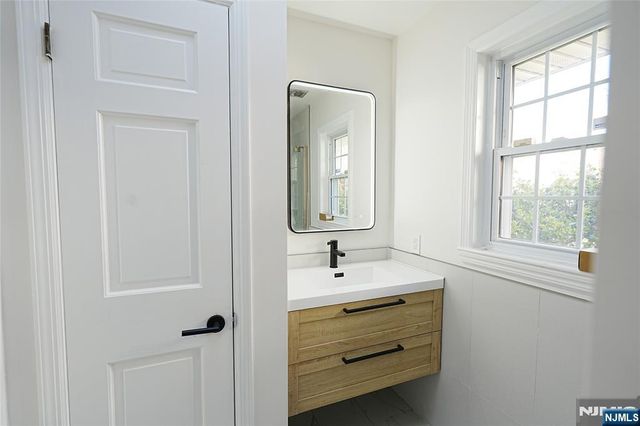 52 Surrey Lane, Tenafly, NJ 07670