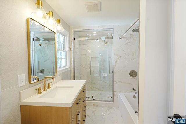 52 Surrey Lane, Tenafly, NJ 07670