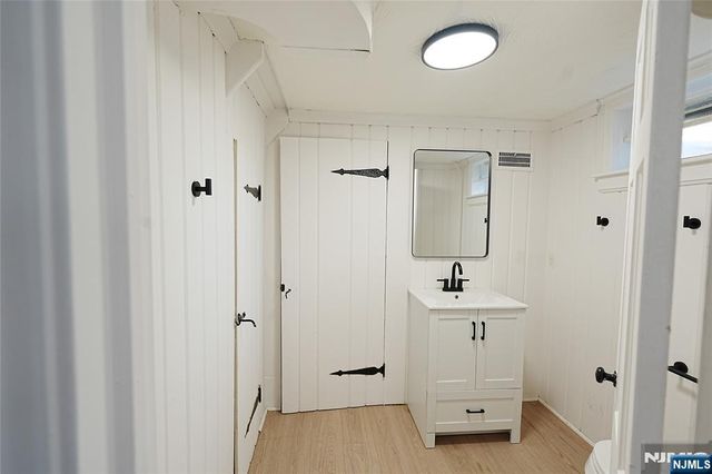 52 Surrey Lane, Tenafly, NJ 07670