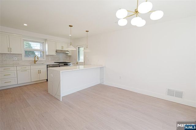 52 Surrey Lane, Tenafly, NJ 07670