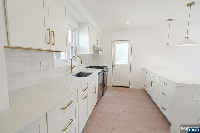 52 Surrey Lane, Tenafly, NJ 07670