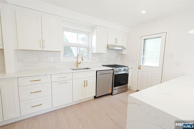 52 Surrey Lane, Tenafly, NJ 07670