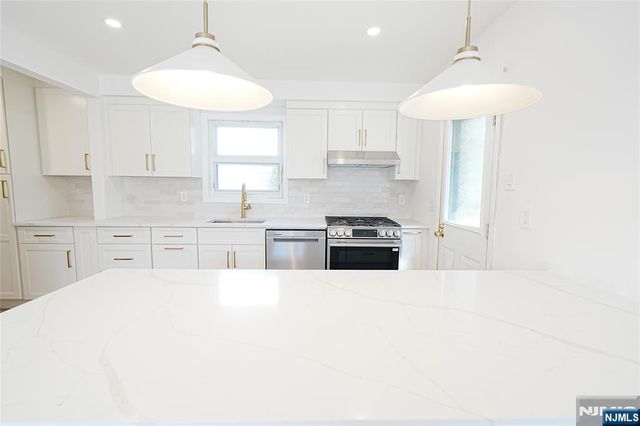 52 Surrey Lane, Tenafly, NJ 07670