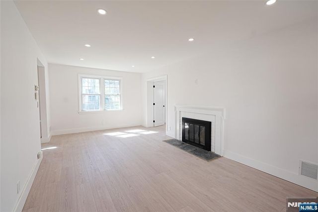 52 Surrey Lane, Tenafly, NJ 07670