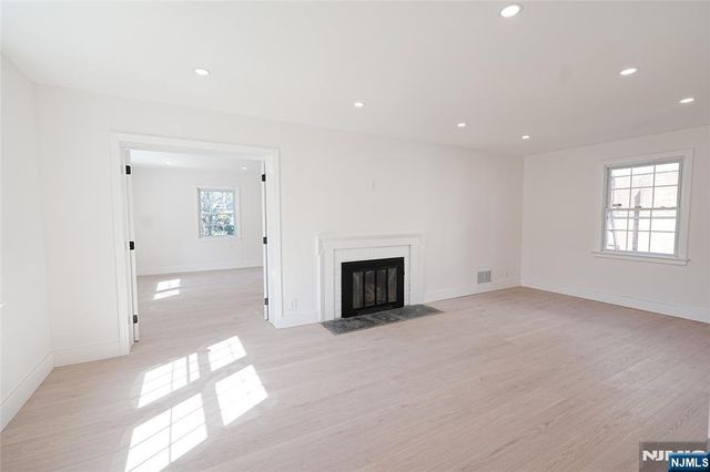 52 Surrey Lane, Tenafly, NJ 07670