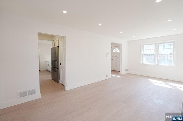 52 Surrey Lane, Tenafly, NJ 07670