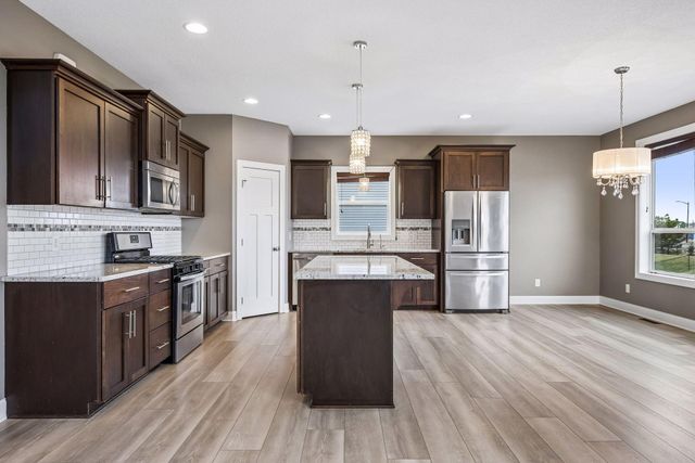 7050 69th Circle NE, Albertville, MN 55301