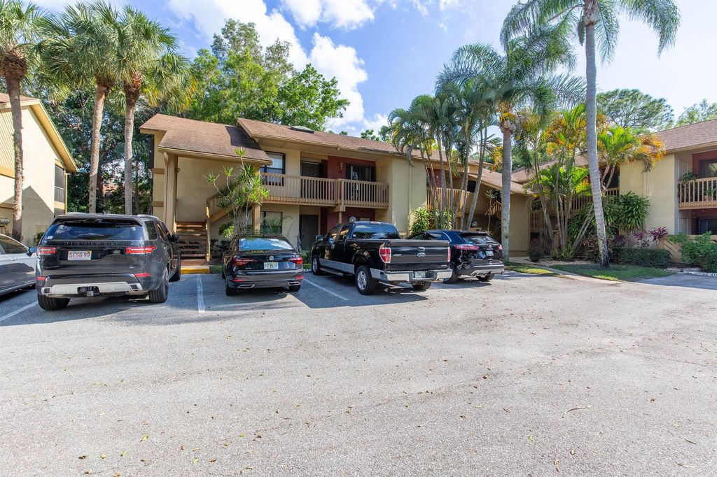 Image 3 of property listing at 13165 Chadwick Court 32, Wellington, FL 33414