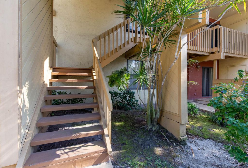 Image 4 of property listing at 13165 Chadwick Court 32, Wellington, FL 33414